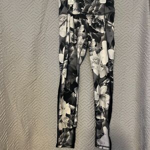 Girls Black & White Flower Old Navy Active Leggings Size L 10/12